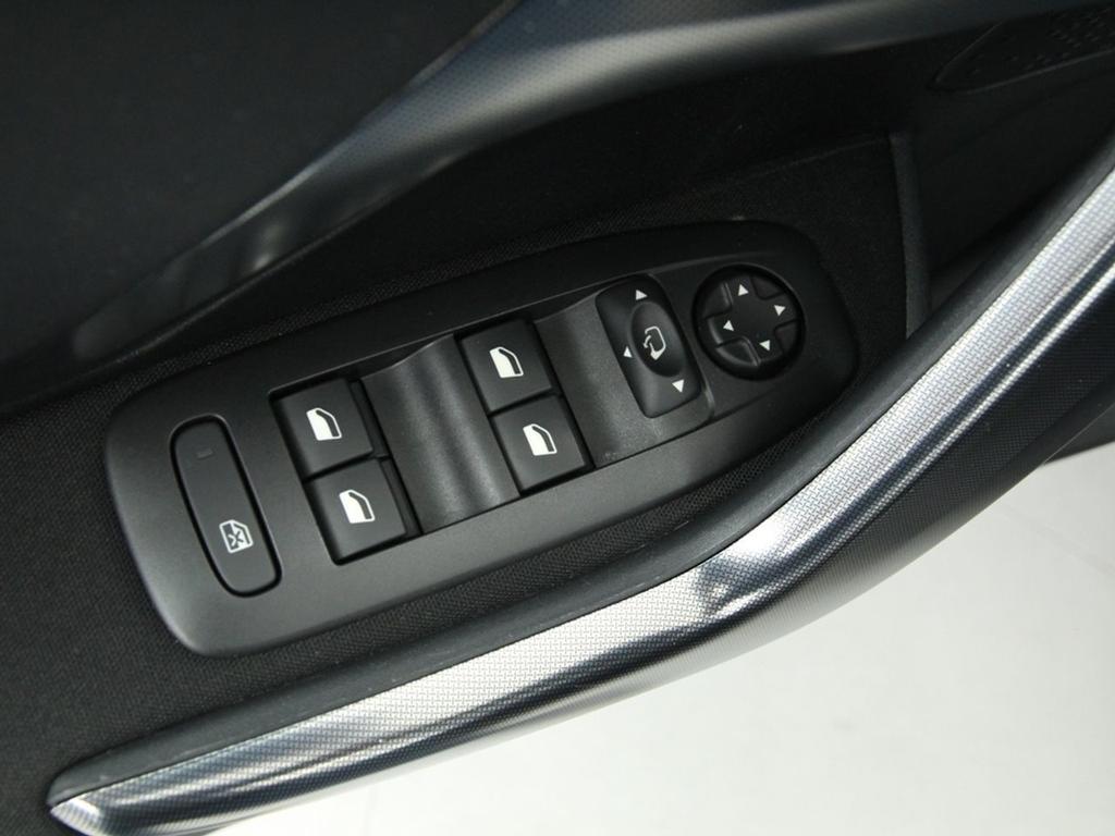 Peugeot 2008 Allure 1.6 BlueHDi 73KW (100CV) 15