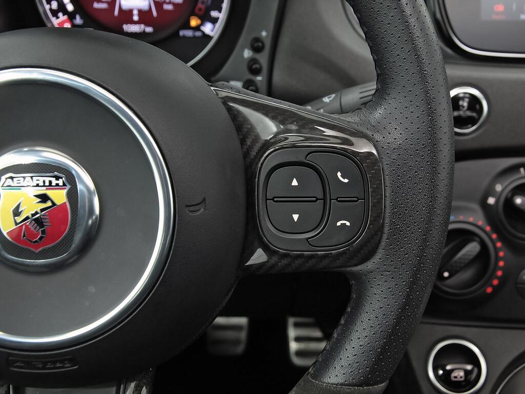 Abarth 500 695C 1.4 16v T-Jet 132kW (180 CV) 17