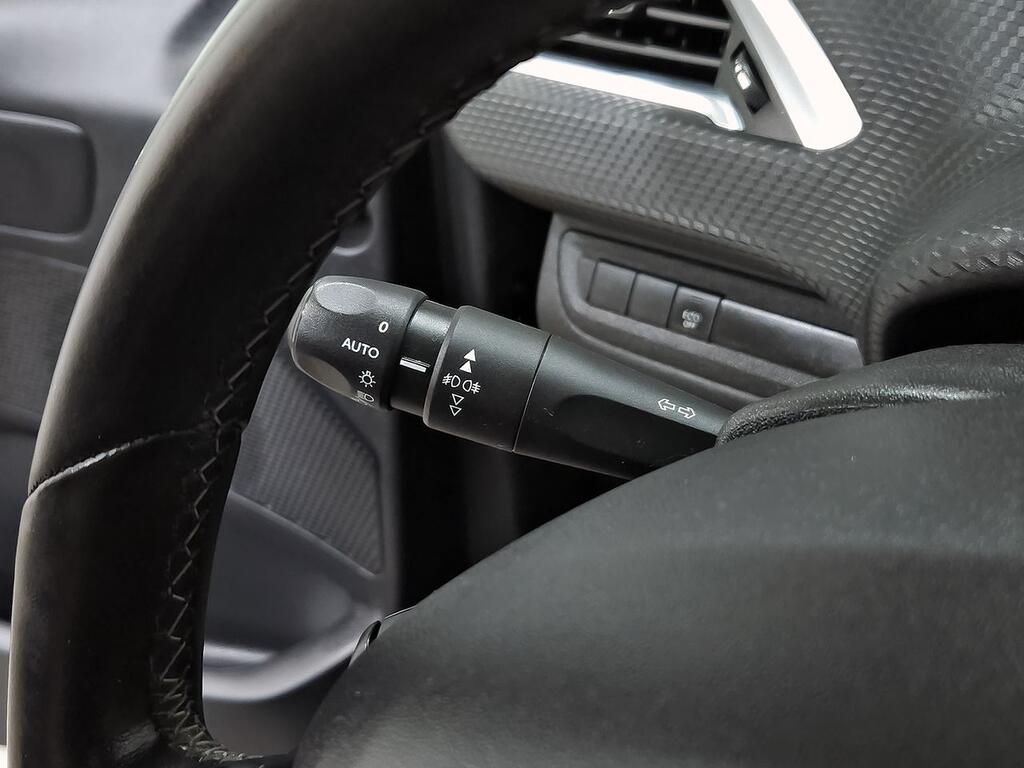 Peugeot 208 5P ALLURE 1.2L PureTech 60KW (82CV) 15