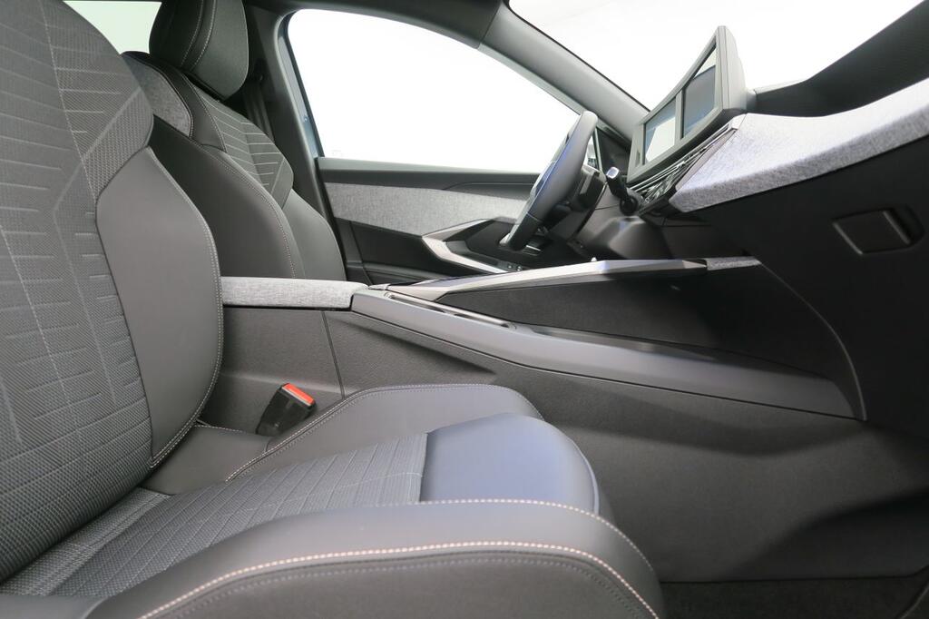 Peugeot 5008 1.2 100KW Allure eDCS6 16 Peugeot 5008 1.2 100KW Allure eDCS6 16