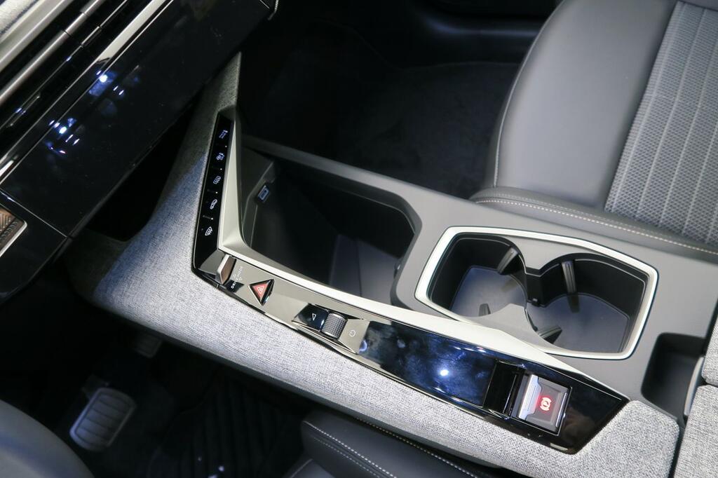 Peugeot 5008 1.2 100KW Allure eDCS6 11 Peugeot 5008 1.2 100KW Allure eDCS6 11
