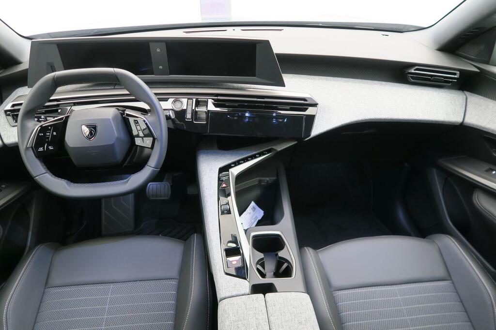 Peugeot 5008 1.2 100KW Allure eDCS6 8 Peugeot 5008 1.2 100KW Allure eDCS6 8
