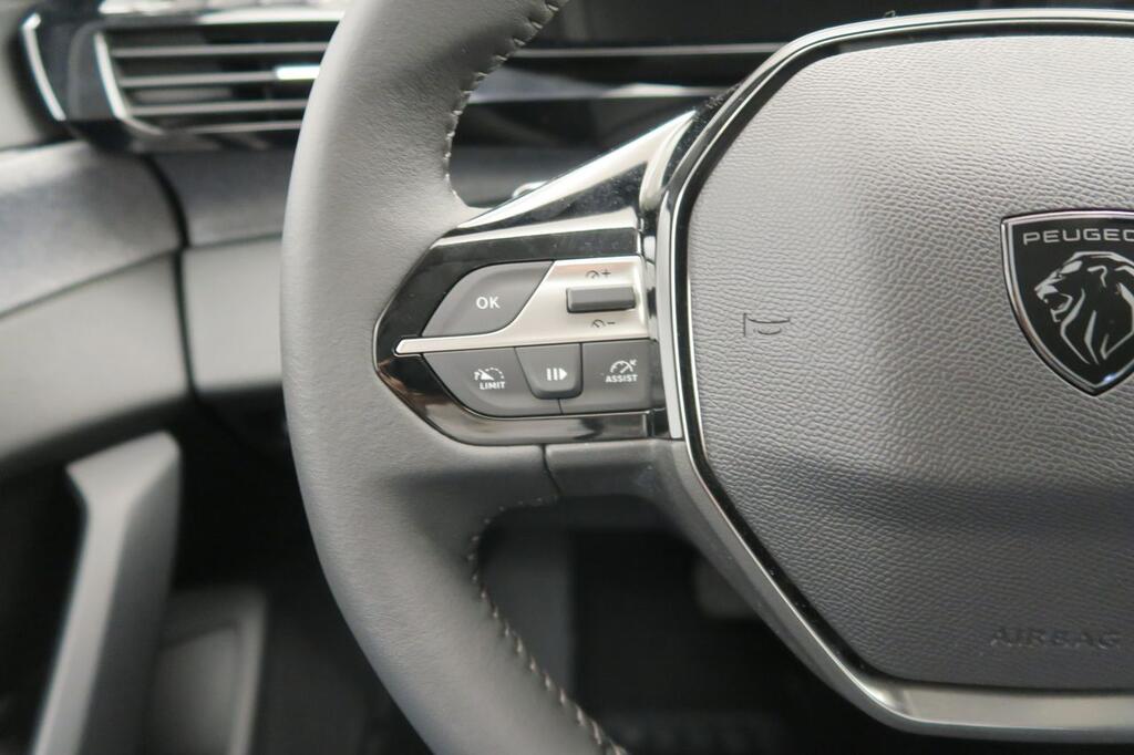 Peugeot 308 5P Allure Hybrid PHEV 180 e-EAT8 10 Peugeot 308 5P Allure Hybrid PHEV 180 e-EAT8 10