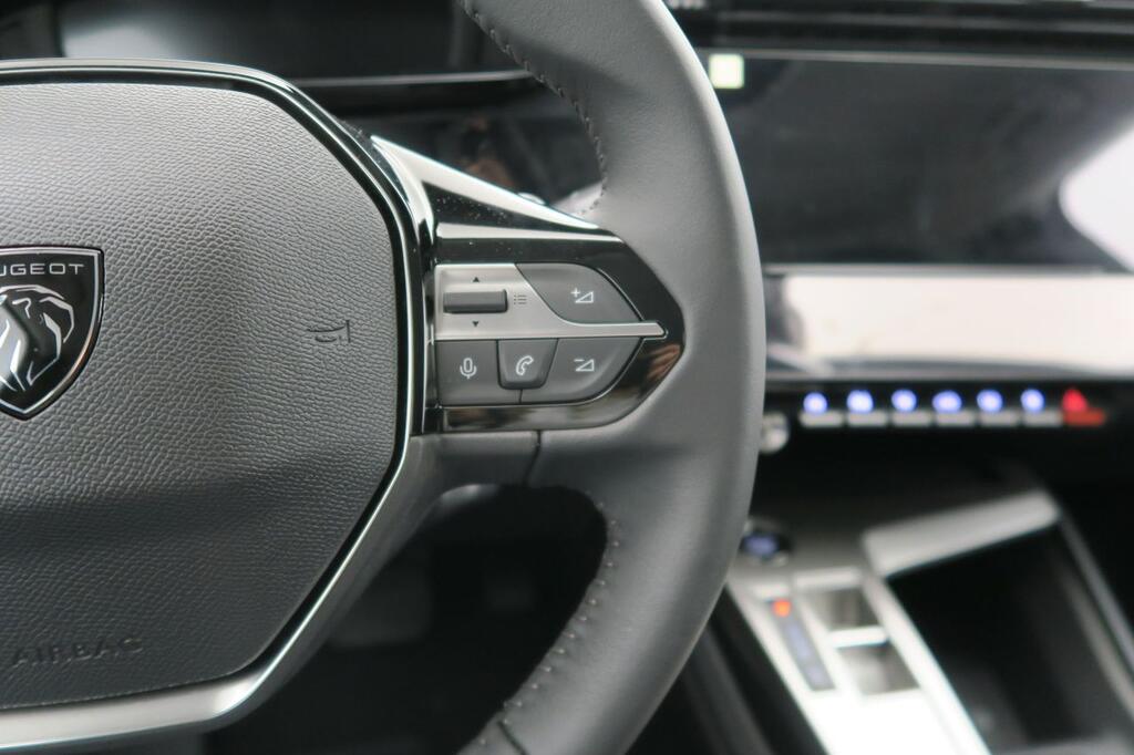 Peugeot 308 5P Allure Hybrid PHEV 180 e-EAT8 11 Peugeot 308 5P Allure Hybrid PHEV 180 e-EAT8 11