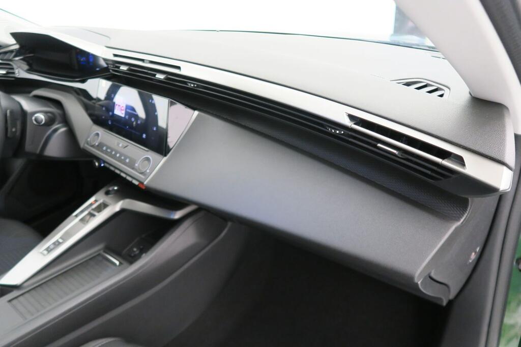 Peugeot 308 5P Active Hybrid 180 eEAT8 14 Peugeot 308 5P Active Hybrid 180 eEAT8 14