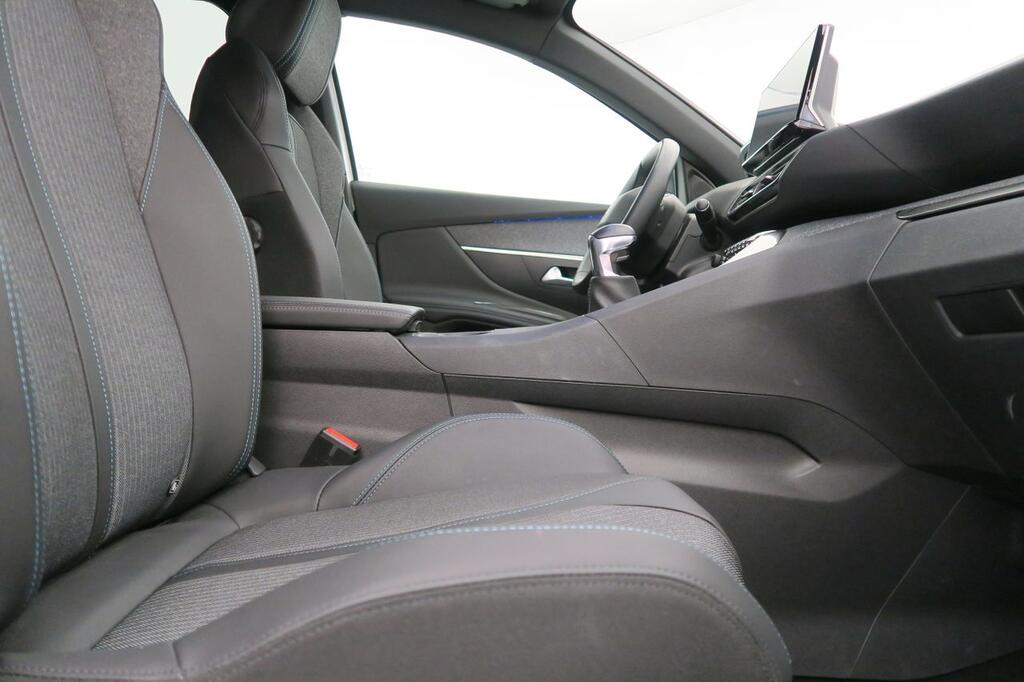 Peugeot 3008 1.2 PureTech 96KW S&S Allure Pack 15 Peugeot 3008 1.2 PureTech 96KW S&S Allure Pack 15