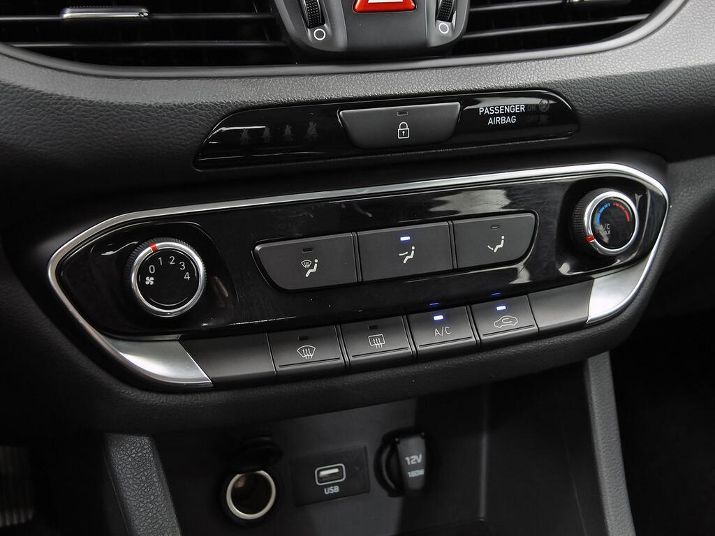 Hyundai i30 1.5 DPI Essence 21