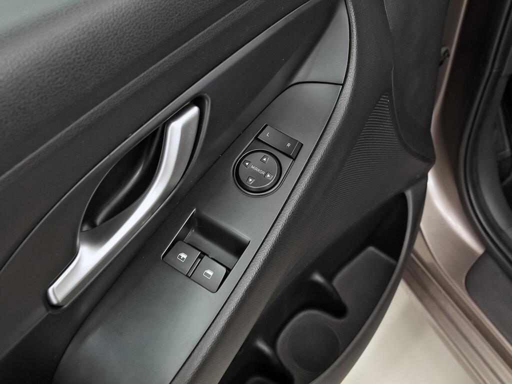 Hyundai i30 1.5 DPI Essence 12