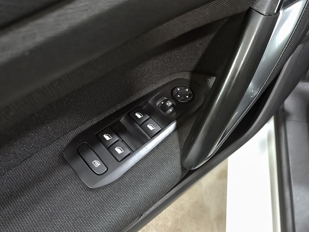 Peugeot 308 5p Allure 1.2 PureTech 96KW (130CV) EAT8 11