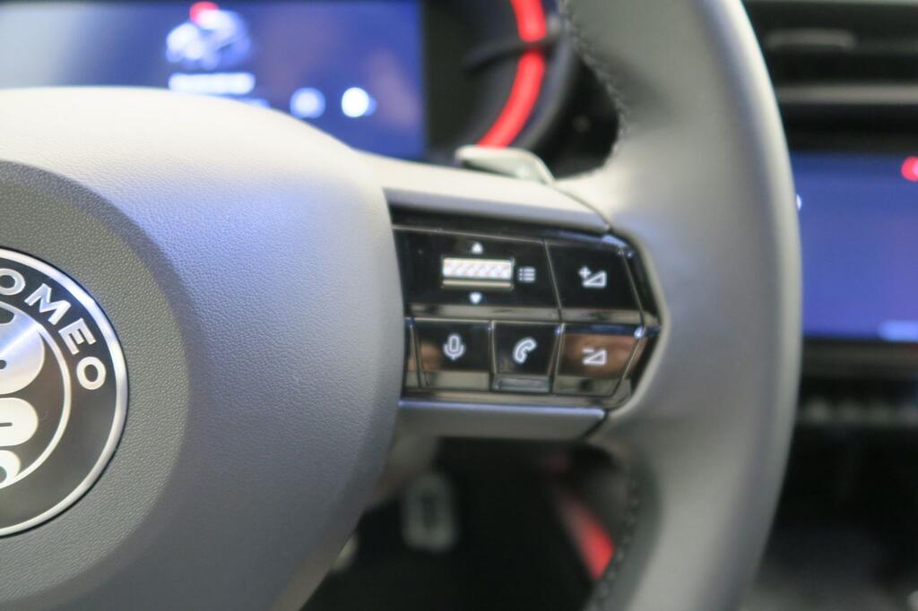 Alfa Romeo Junior Ibrida Speciale 100kW (136CV) 12