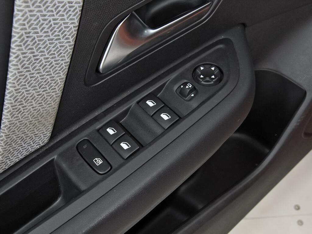 Citroën C4 PureTech 130 S&S 6v Shine 13