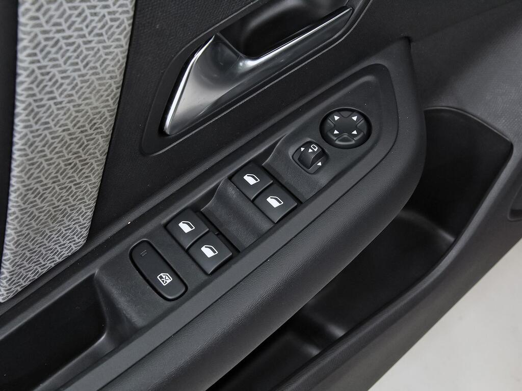 Citroën C4 PureTech 130 S&S 6v Shine 13